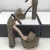 2021 Sandales de mode Femmes d'été Chaussure Boucle Sangle Plate-forme à talons Diapositives Talon épais Semelle en caoutchouc Noir Femmes Chaussures Sandale de haute qualité 34--41