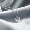 Ciondoli medaglioni galleggianti semplici con superficie liscia Amore Scatola per foto a forma di cuore Collana placcata oro 18 carati Apertura catena clavicola A369