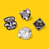 Preto branco carta gamepad forma broches unisex liga esmalte geométrico lapela pinos para entusiasta do jogo roupas de festa crachá accesso8393258