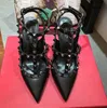 2023 カジュアルデザイナーセクシーな女性のファッションブランドの女性のファッションスタッズスパイクポイントトゥストラップハイヒールの花嫁の結婚式の靴 ty 靴