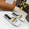 2021 Dames Luxe Platte Sandalen Zomer Fashion Design Lakleer Zwarte Slippers Naakt Ketting Ondiep Strand Leisure Indoor Complete Set Accessoires 35-42