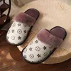 Unisex PU кожаные тапочки напечатанные плюшевые хлопчатобумажные тапочки для женщин в помещении обувь для дома с плоским уютным домашним тапочками зима теплые флопса H1115