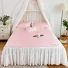 Beddengoed sets ijs zijde bedrok vel beddenspreads prinses kanten chiffon zachte mat driedelige setbladen en kussensleer laken