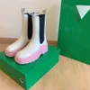 2021 Лучшие женские Белые Кожаные Сапоги Trend Pink Sole Мода Роскошные Шины Уничтожающие Пинетки Платформа Коренастые Обувь Леди Рыцарь Высокий Загрузчик Дизайнер Размер 35-40