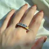 Top Grade Luxury Wedding Rings Sparkling Smycken 925 Sterling Silver Storlek 5-10 Vit 5A Kubik Zirconia Ringar Sooth Amerikanska för Kvinnor Princess Cut Diamond Bridal Ring