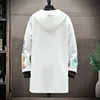 Kołmakow Hip Hop Koreańskie męskie Kurtki Wiatrówka Mężczyźni Długi Trench Coat Drukowane Cardigan Casual Coatted Coats Male 2 Kolor M-5XL 211011