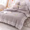 Ensembles de literie Style princesse dentelle bord doux maison ensemble drap taie d'oreiller housse de couette quatre pièces broderie fleurs M42