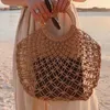 Axelväskor totes axlar axelväskor ihåliga vävda halmväska mode mesh kvinnor handväska sommar trähandtag strand för 2023 märken bali resekoppling handväska