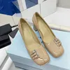 Zapatos de barco de tacón alto para damas clásicas Remaches de cuero de diseñador Zapatos de vestir de metal de tacón grueso Mocasines casuales de mujer 40 yardas con caja