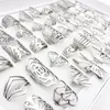 En gros 50pcs Hommes Femmes Bande Rngs Mélanger Styles Couleur Argent En Acier Inoxydable Bijoux De Mode Beaux Cadeaux De Fête Motifs Sculptés