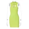 Hugcitar 2021 Ärmlös O-Neck Neon Green Solid Hollow Out Sexig Klänning Sommar Kvinnor Mode Streetwear Y2K Kläder Robe KPYTOMO Y1204