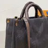 Borsa tote in morbida pelle Borsa a tracolla grande da donna alla moda Borsa a tracolla classica con fiori antichi Pacchetto shopping da donna Autunno e inverno 2021