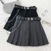 Jupe plissée noire avec chaîne-ceinture Punk Rock Girl Cheerleading Belted Mini Alt Women e-girl Outfit 210629