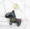 Klassisk designer avancerad äkta läder nyckelring söt tecknad djur blomma tryckt mönster väska ryggsäck charm nyckelringar unisex bil hängsmycke nyckelring smycken gåva