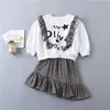 0-6 anni Set di abbigliamento per ragazza di alta qualità T-shirt in cotone per bambini in stile preppy primaverile + gonna scozzese irregolare 210615