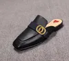 Hommes d'été Pantoufles de plage classiques Designer Lazy Flat Baotou Tongs 100% cuir dame Diapositives Daim lettre femmes chaussures peau de vache Métal hommes Sandales Grande taille 35-40-46