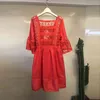 Прибытие летние моды корейских платьев халат высокая талия красный / белый кружевной полый свободное платье Vestidos 210520