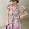 Korejpaa donne mini abito estate moda coreana elegante stampa scollo a V coulisse cinturino sottile bolla manica manica abiti da fiore 210526