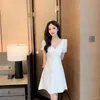 Летний цветочный слоеный рукав белые платья женщины сексуальные без спинки bowknot v-образным вырезом офиса линия сладкий стиль MOIS MINI 210514
