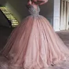 2022 Tulle Ball Gown Quinceanera Klänning Elegant Tung Major Beading Crystal Deep V Neck Sweet 16 En Line Dresses Evening Prom Crows