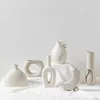 Moderna vita keramiska vaser Kinesisk stil enkel designad keramik och porslinvaser för konstgjorda blommor Dekorativa figurer 210409