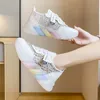 قوس قزح أسفل الأحذية بابا الإناث 2021 الصيف المنتج الكورية طالب شبكة تنفس سميكة زيادة عارضة الأحذية الرياضية