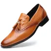Tasarımcı Yeni Sivri Püsküller Patent Deri Düğün Brogue Ayakkabı Erkek Casual Loafer'lar için İş Resmi Elbise Zapatos Hombre