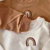 秋の幼児の女の子の男の子レインボー刺繍スウェットシャツのトップス長袖Tシャツスウェットシャツ服衣装2425019