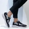 2021 Newst Męski Czerwony Casual Comfort Buty Brytyjski Projektant Mężczyzna Wypoczynek Buty Błyszczące Patent Skórzane Z Mesh Oddychającymi Luksusowe Sneakers Mężczyźni But