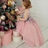 Schöne rosa High-Low-Blumenmädchenkleider O-Ausschnitt Rüschen Perlen Kleinkind Kommunionkleid vorne kurz hinten lang Kid Party Kleider