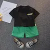 "Schattige robotbedrukte kledingset voor kinderen - Trendy zomeroutfit voor jongens en meisjes, inclusief kleurrijk T-shirt en effen shorts - Geschikt voor peuters van 1-4 jaar"