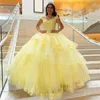 2022 mode gul quinceanera klänningar av axelboll klänning prom spets tulle pläterad applique pärlstav prinsessa tiered söt 16 klänning formell