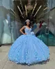 Sky Blue Ball Gown Quinceanera Klänningar med Cape 3D Blommor Pärlor Sweetheart Tulle Lace Applique Sweet 16 Dress Party Wear XV Años