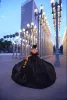 2022 Siyah Gotik Gelinlik Yüksek Düşük Gelin Kıyafeti Omuz Kapalı Saten Tül Custom Made Sweep Tren Katmanlı Plaj Kalesi Vestidos De Novia