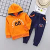 Infantil Abbigliamento per bambini Neonati maschi Costume 68 Lettera Tuta Top con cappuccio Pantaloni 2 pezzi Abbigliamento per bambini Set Autunno Ragazzi Abiti Ragazze G1023