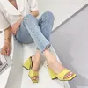 Tofflor Kvinnor Design 10cm High Heels Slides Mules Sommar Peep Toe Patent Läder Grön Gul Tjock Block Party Shoe