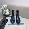 Çıplak Botlar Ünlü Marka kadın Ayakkabıları End Lulu 97 Sonbahar Kış Yeni Deri Yuvarlak Kafa Martin İngiliz Çok Yönlü Üçgen Etiket Siyah Kalın