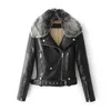 Casacos de couro preto das senhoras outono inverno flaux cordeiros quente casaco de pvc mulher slim manga comprida motocicleta casaco de motocicleta 210525