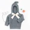 Born Baby Maglioni Vestiti Grigio Maglione con cappuccio firmato per bambina Autunno Casual Infantile Maglione lavorato a maglia Cardigan per bambini 210417