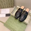 Luxuriöse Designer-Hausschuhe mit Blumen-Motiv, echtes Leder, Slide-Loafer-Sandale, klassisch, halbflacher Boden, Metallschnalle, bestickte Damenschuhe, Flip-Flop-MULES mit Box M18