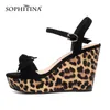 Sophitina Modne Wszystkie mecze Sandały damskie Leopard Drukuj Bowknot Moda Buty Kopka Klamra Klin Buty Kobiece o grubości AO549 210513