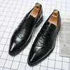 2022 Designer gentleman pekade mönster patent läder skor för mens bröllopsklänning prom homecoming oxford sapatos tenis masculino