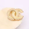 Brand de créateur Brooches Luxury Femmes Géométrie Bijoux Gold Brooch Alloy Pearl Pin Men Mariage de cadeaux de fête de mariage Blouse Blouse Bouton Bouton Cloth Accessoires