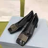 Hot haut de gamme personnalisé chaussures pour femmes printemps et été métal boucle généreuse tête carrée bouche peu profonde chaussure unique talon épais rétro noir