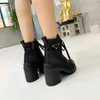 Nuevo diseñador de cuero y blanco Botines de tela de nylon negro Mujer Botines Cuero Biker Metal logo Botas Australia Botines Botas de invierno Tamaño grande 40-41-42 con caja