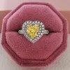 Luksusowy żółty kolor serce 925 Sterling Silver Pierścionek zaręczynowy dla kobiet Lady Anniversary Biżuteria Hurtownie R5941