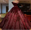 Abendkleid Damenkleid Yousef Aljasmi Ballkleid Weinrot Applikationen Silber Kristalle Feder Trägerlos Kim Kardashian Kylie Jenner