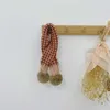 Enfants mignon tricoté laine acrylique écharpes bébé automne/hiver couleur correspondant Double boule de fourrure col croisé chaud H0923