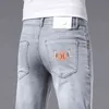 Jeans fins pour hommes, marque de mode, impression de broderie, coupe Slim, élastique, décontracté, couleur claire, petit pied, pantalon long, printemps 2022 et été