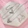 Collares colgantes Diseño clásico V Collar de letras para mujer Pendientes Pulsera Regalo de joyería de fiesta de lujo